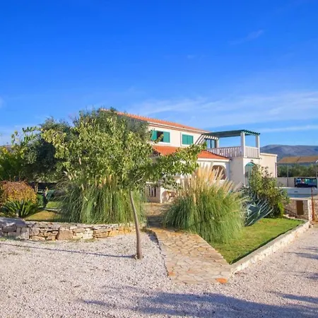 Feriehus House Stone&olive *