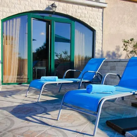 Semesterbostad House Stone&olive Marina