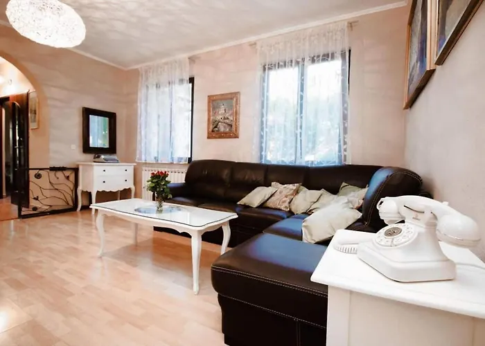 Feriehus House Stone&olive *